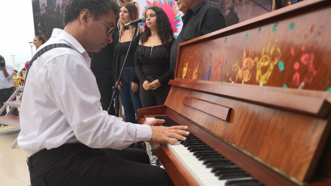 Ariqueños repletan las calles de música gracias a pianos instalados en la ciudad