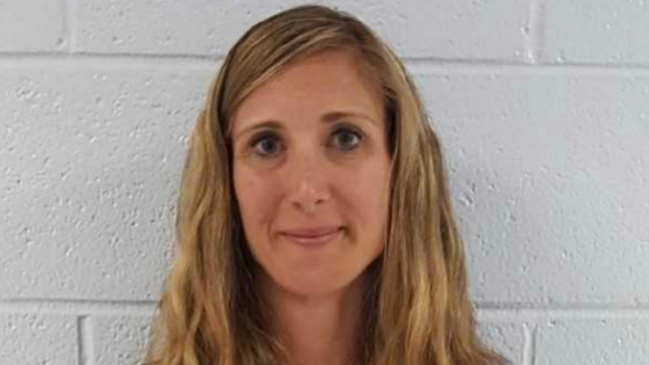 Profesora de biología fue detenida por tener sexo con alumno en la sala