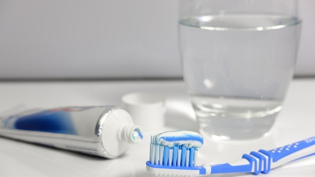 Niño quedó al borde de la muerte luego que su madre le cepillara los dientes con cocaína