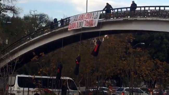 Muñecos vestidos de sacerdotes aparecieron colgados en puente de Providencia