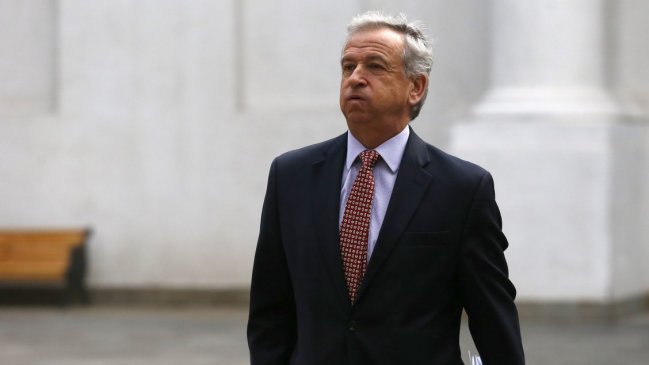 Siguen investigando a ministro Larraín por viaje a Harvard