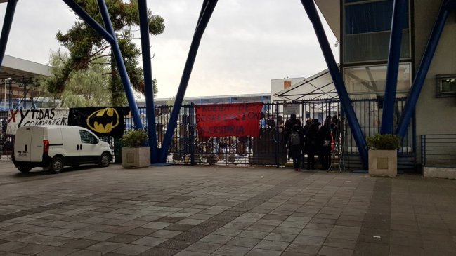 Rancagua: Estudiantes del Liceo Oscar Castro se toman el establecimiento y exigen la salida de su directora