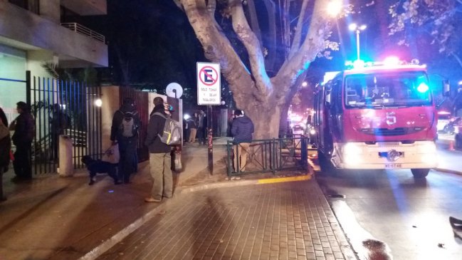 Camioneta se incendió en subterráneo de edificio en Ñuñoa