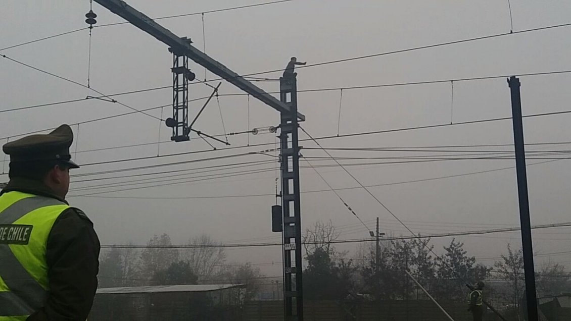 Joven amenazó con suicidarse lanzándose desde una torre en la Estación de Talca