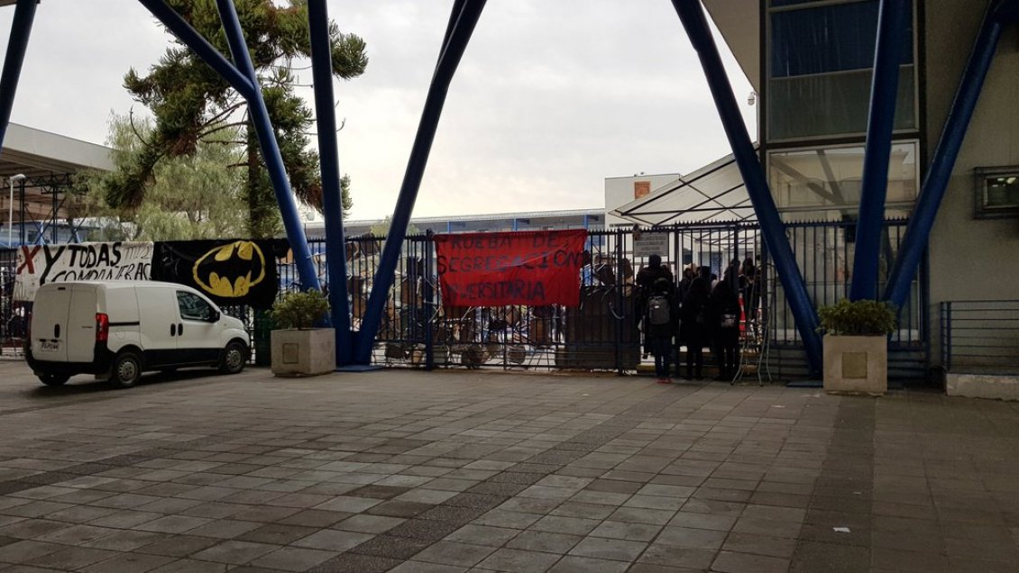 Rancagua: Estudiantes del Liceo Oscar Castro se toman el establecimiento y exigen la salida de su directora