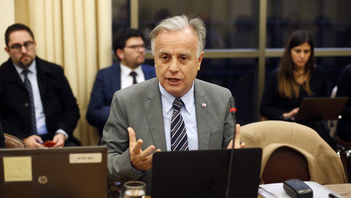 Ministro Santelices acudirá a comisión ad hoc para defenderse ante acusación constitucional
