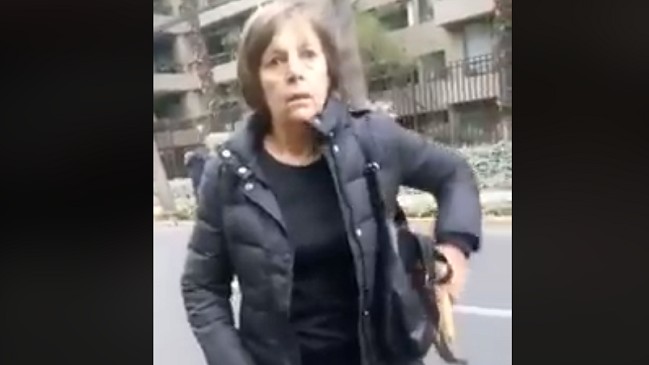 Las Condes espera multar a vecina por hostigar a trabajadores municipales