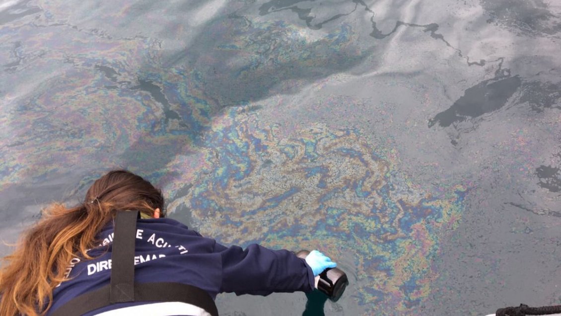 Falla en transferencia provocó filtración de kerosene en la bahía de Quintero