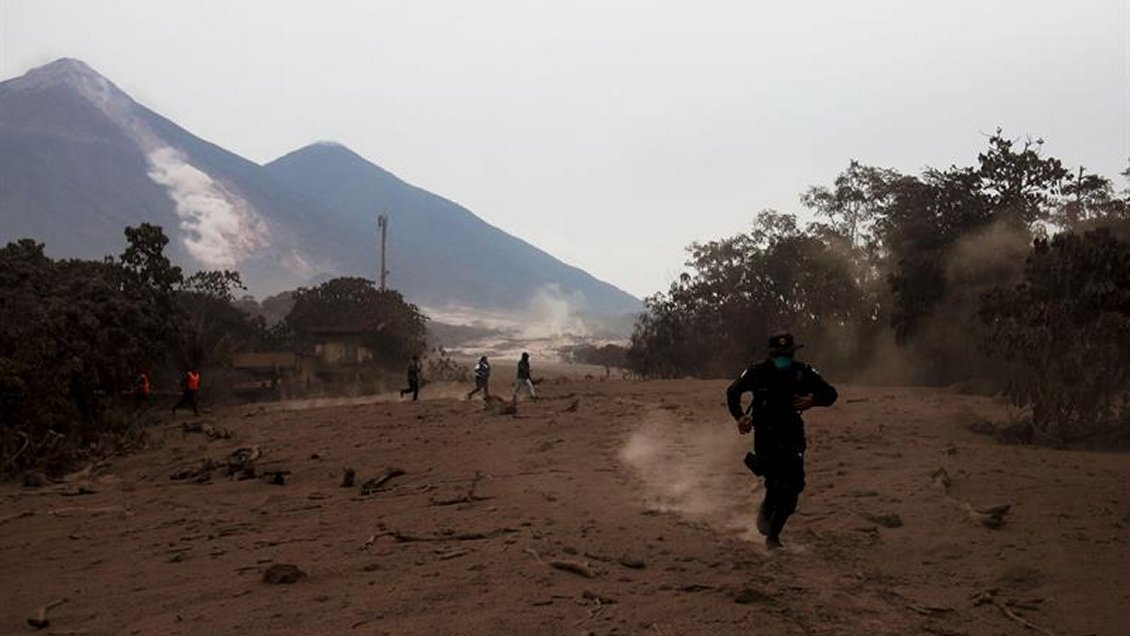 Evacuan área cercana al Volcán de Fuego en Guatemala por descenso de lahar
