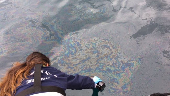 Falla en transferencia provocó filtración de kerosene en la bahía de Quintero