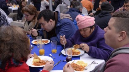   Chefs de todo el mundo prepararon almuerzo para 300 beneficiarios del Hogar de Cristo 