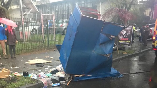 Suplementero fue arrollado con su kiosco tras colisión de vehículos