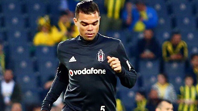 Zaguero portugués Pepe estudia oferta de Al Ittihad