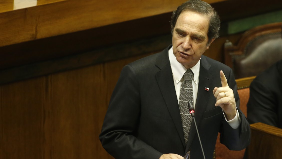 Ministro Hernán Larraín enfrentó una extensa interpelación ante la Cámara de Diputados