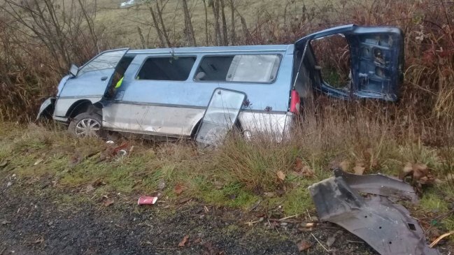 Ocho lesionados tras colisión de furgón y automóvil camino a Panguipulli
