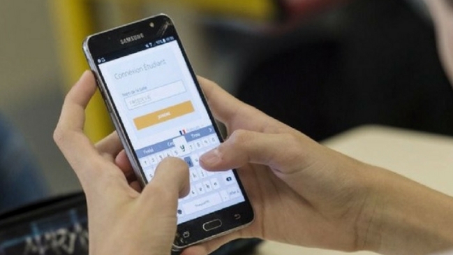 Francia prohibió el uso de celulares en las escuelas e institutos