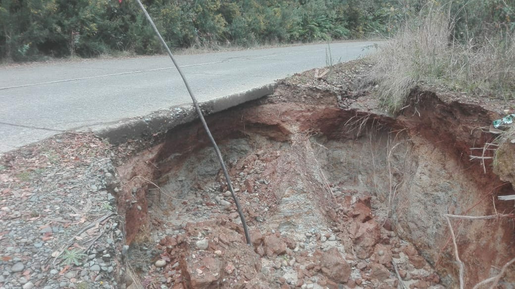 Socavón interrumpe camino en Loncoche