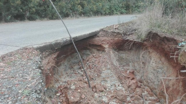 Socavón interrumpe camino en Loncoche
