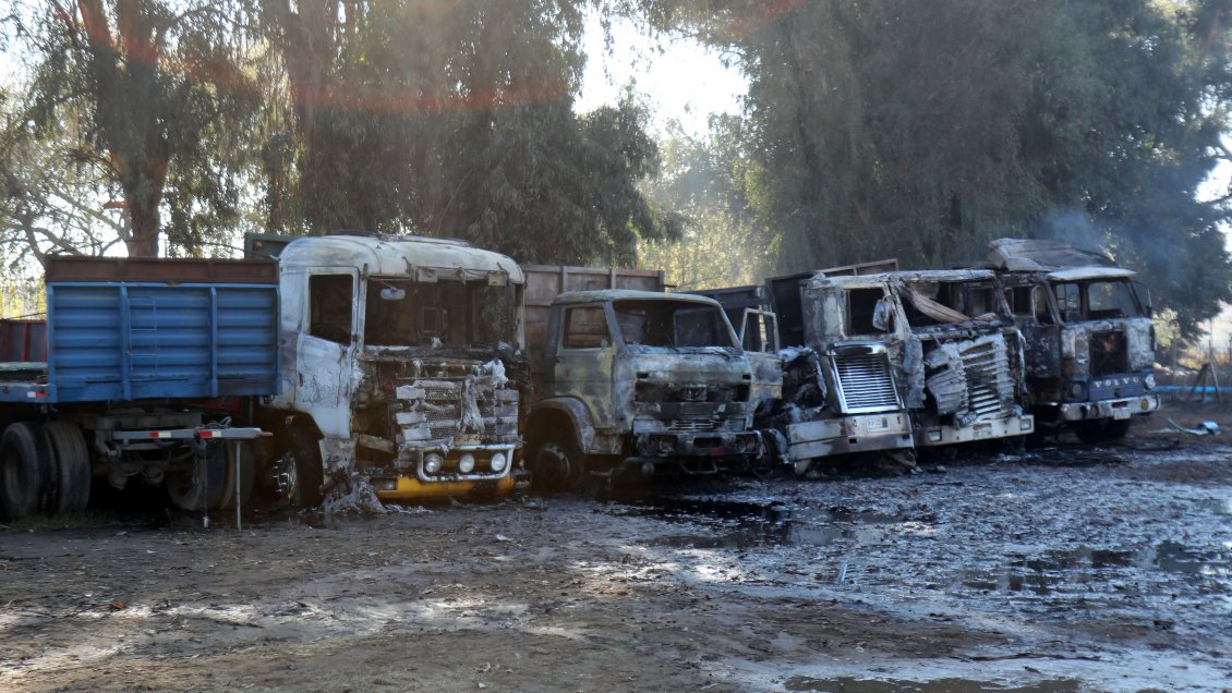 Cinco camiones fueron quemados en un predio agrícola de O'Higgins