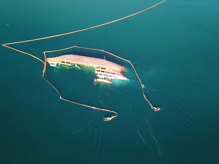 Comienzan trabajos para reflotar barco hundido en isla de Chiloé