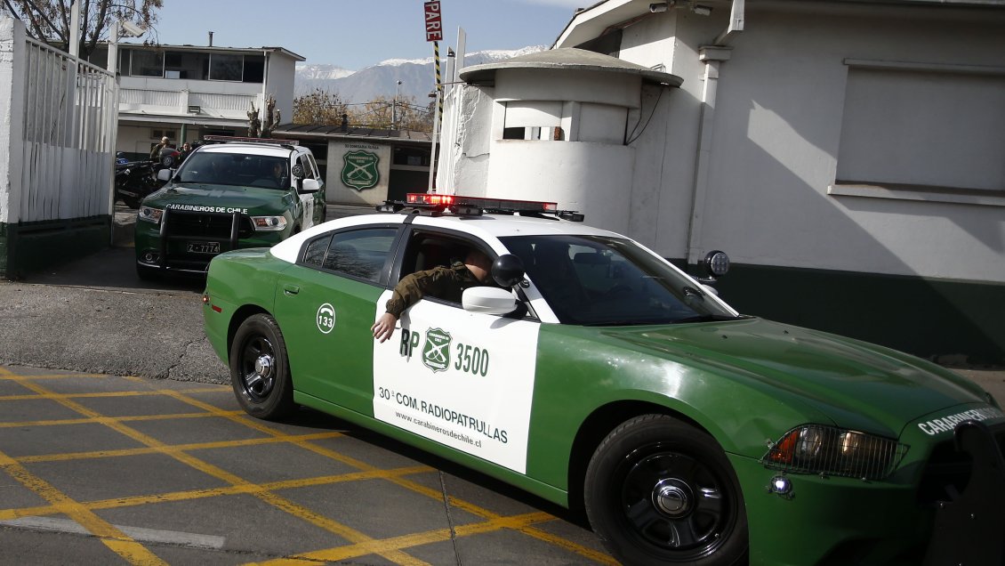 Delincuentes intentaron atropellar a carabineros en un taxi robado