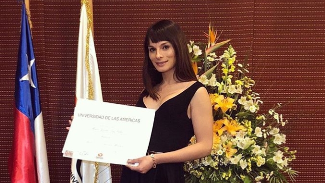 Joven trans recibió su título de publicista con su nombre social