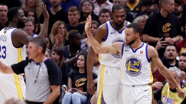 Golden State Warriors aplastó a Cleveland y se coronó bicampeón de la NBA