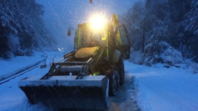Fuertes nevazones en Palena complican el tránsito y las clases