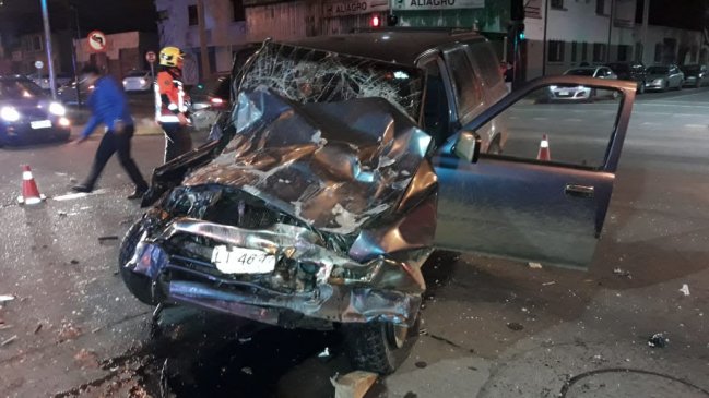 Matrimonio grave tras chocar con un carro de Bomberos que cruzó con luz roja