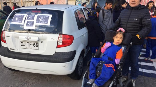 Iquique: Autos mal estacionados impidieron salida de bus escolar desde escuela especial