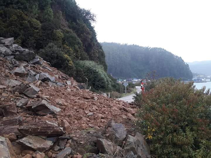 Corral: Al menos 200 familias quedaron aisladas tras derrumbe en un cerro