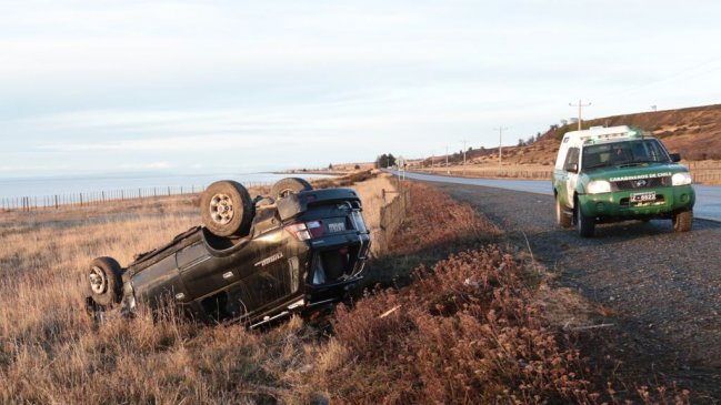 Punta Arenas: escarcha y alcohol protagonistas en volcamiento de vehículo