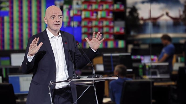 Presidente de la FIFA quiere limitar los gastos de clubes en fichajes