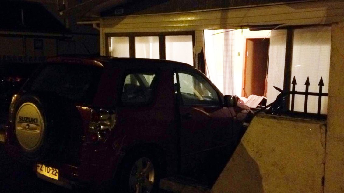 Punta Arenas: Conductor ebrio incrustó su vehículo en una vivienda