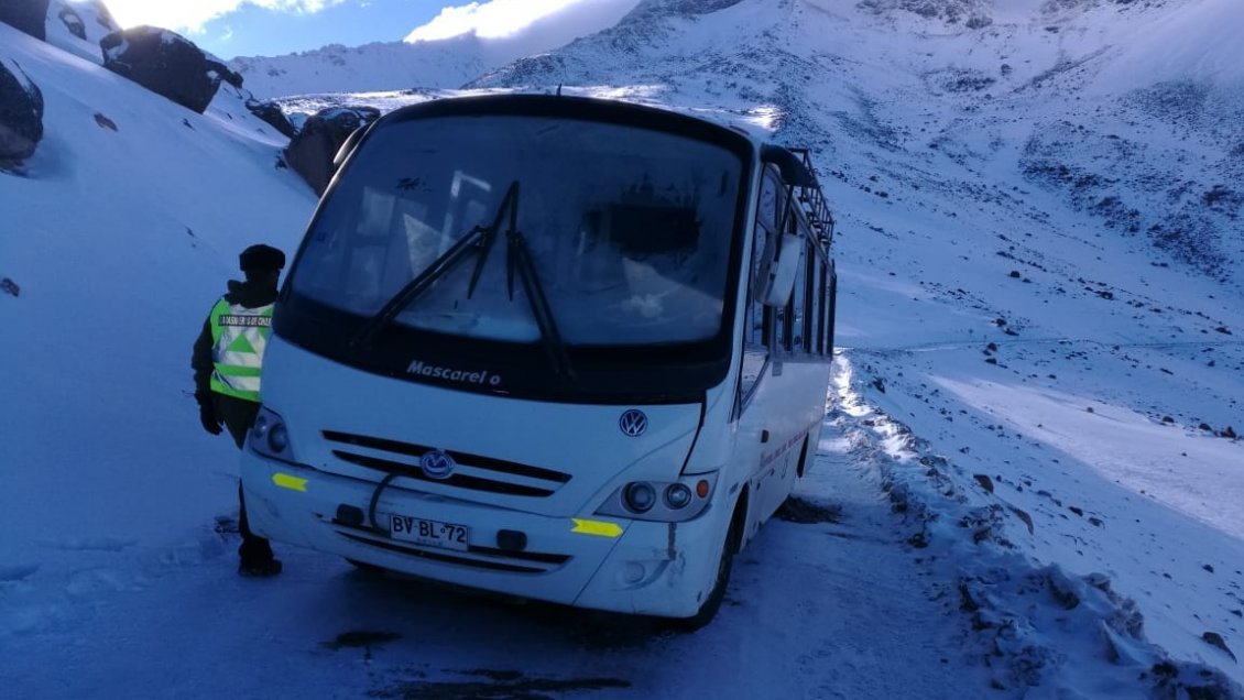 Arica y Parinacota: Bus con destino a Visviri quedó atrapado por intensas nevadas
