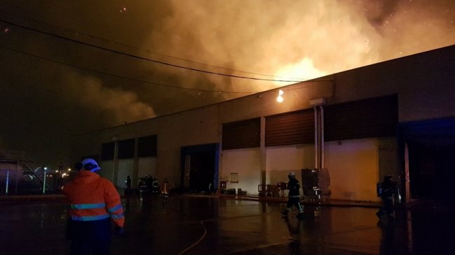 Incendio de gran magnitud consume bodegas de papelera en Puente Alto