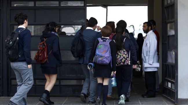 Intendencia Metropolitana suspendió clases este lunes en nueve comunas por sistema frontal