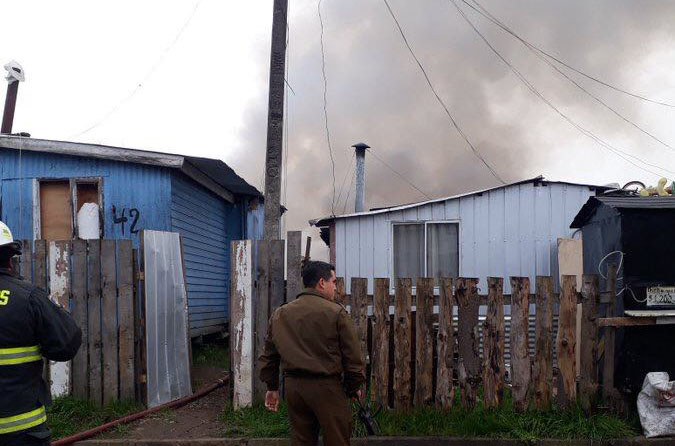 Incendio afectó a tres viviendas en campamento de Valdivia