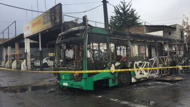 Pareja quemó bus del Transantiago en Quinta Normal