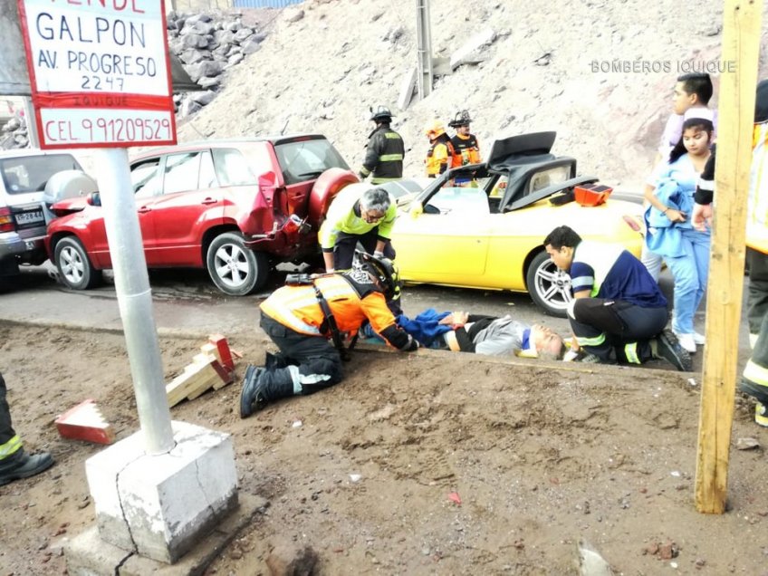 Colisión múltiple dejó un lesionado en Iquique