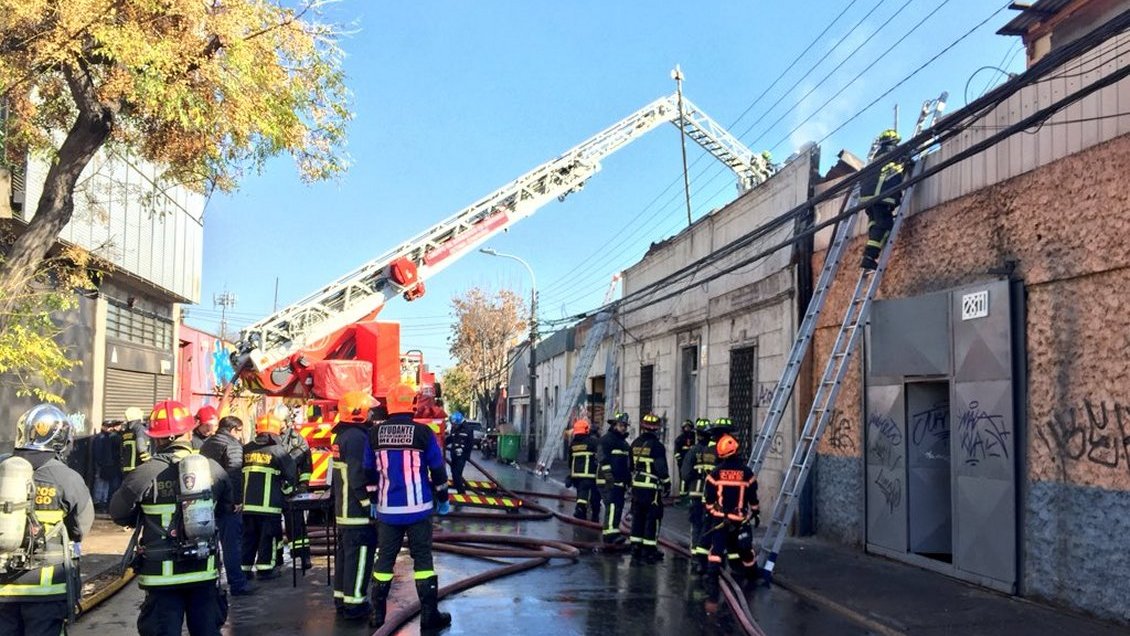 Incendio afecta a una vivienda utilizada como cité en Santiago