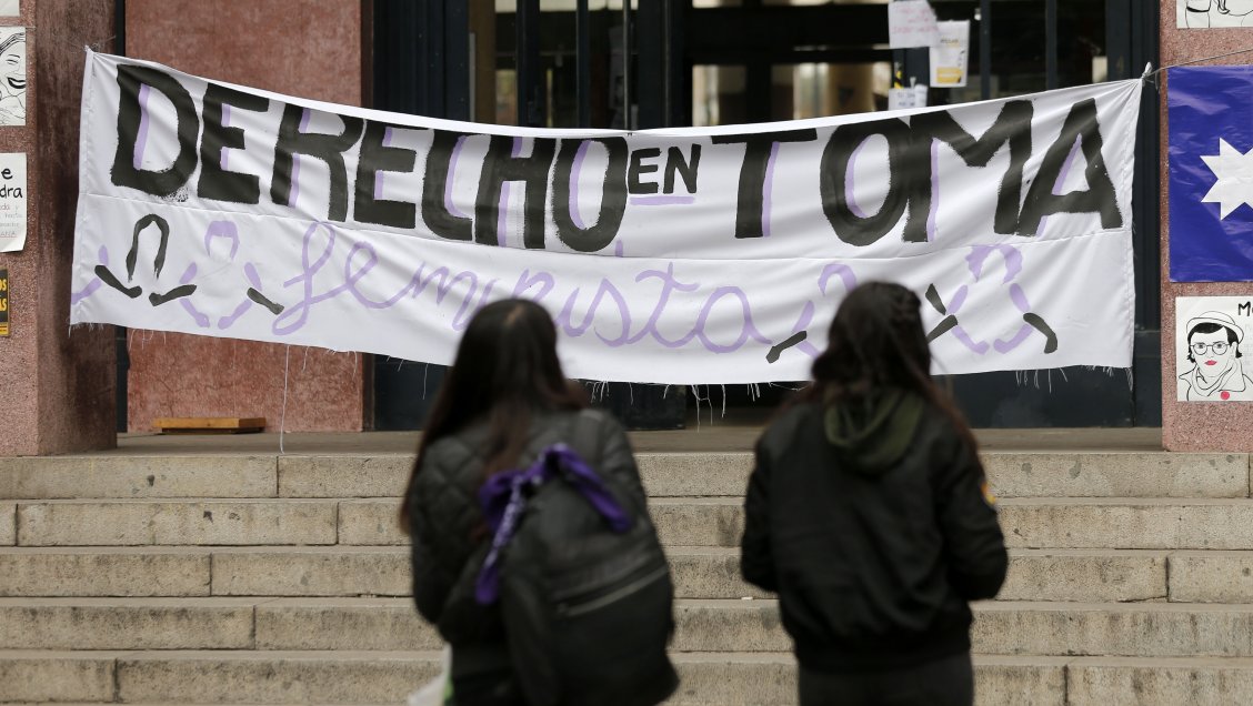 Estudiantes movilizadas de Derecho de la U. de Chile criticaron a Harasic tras renuncia