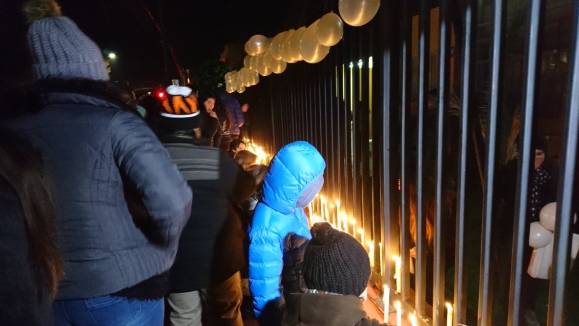 Con una velatón recuerdan a la madre y su hija que fueron asesinadas en su casa de Maipú