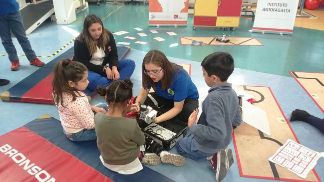 Niños del Instituto Teletón de Antofagasta participaron en un taller de robótica