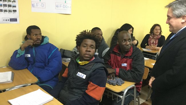 Residentes haitianos de Puerto Natales reciben clases de español