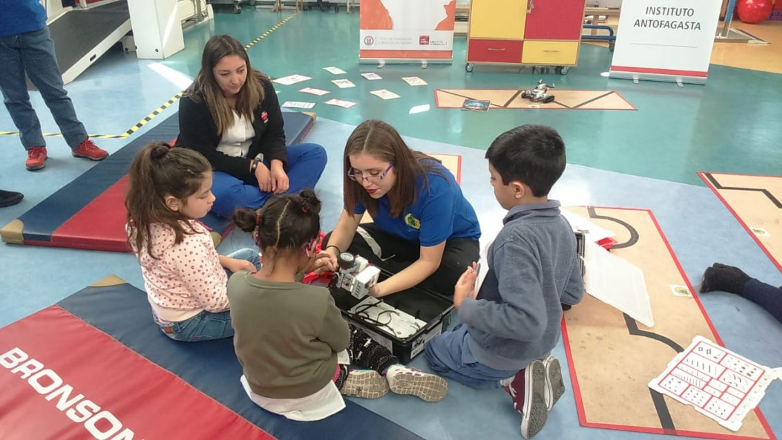 Niños del Instituto Teletón de Antofagasta participaron en un taller de robótica