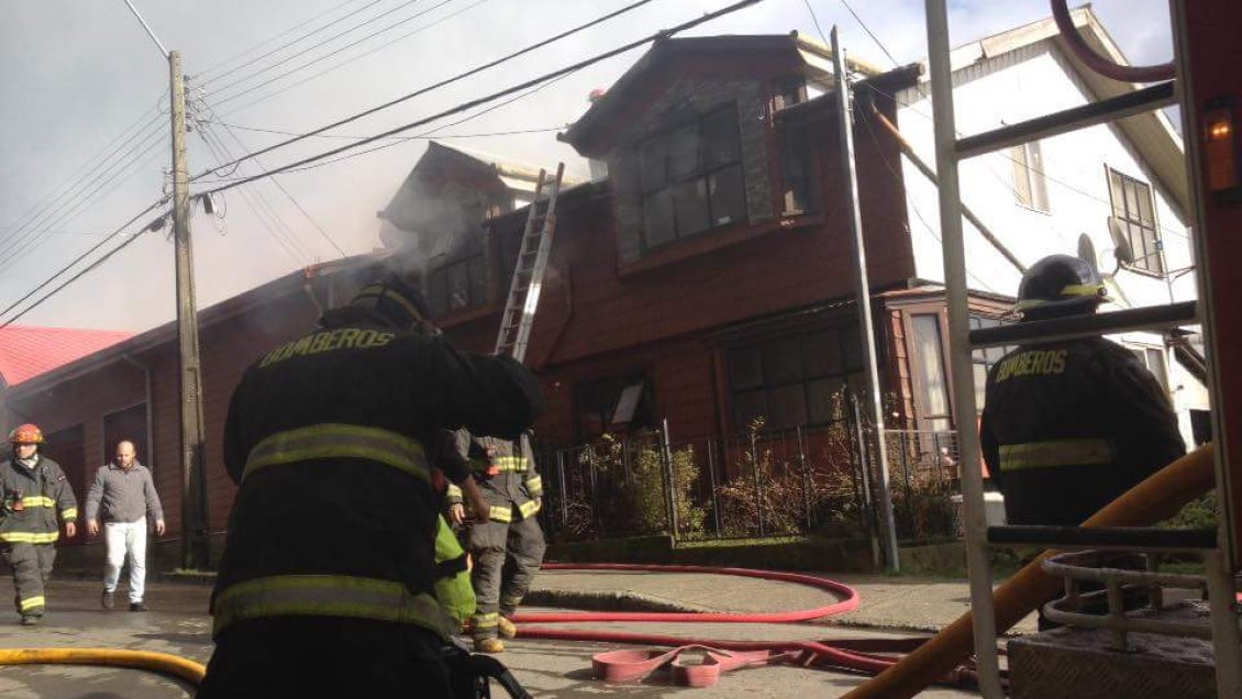 Incendio afectó dos viviendas y parte de un establecimiento educacional en Ancud