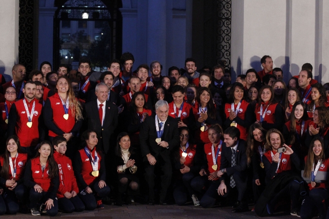 Ola de críticas a Sebastián Piñera por bromas a Tomás González