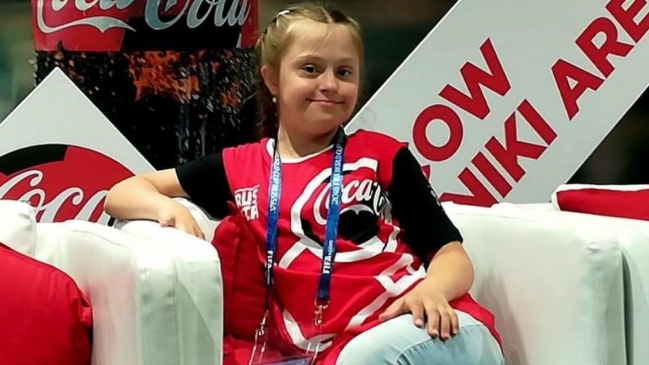 Niña con síndrome de Down ayudará al árbitro Néstor Pitana en la inauguración del Mundial