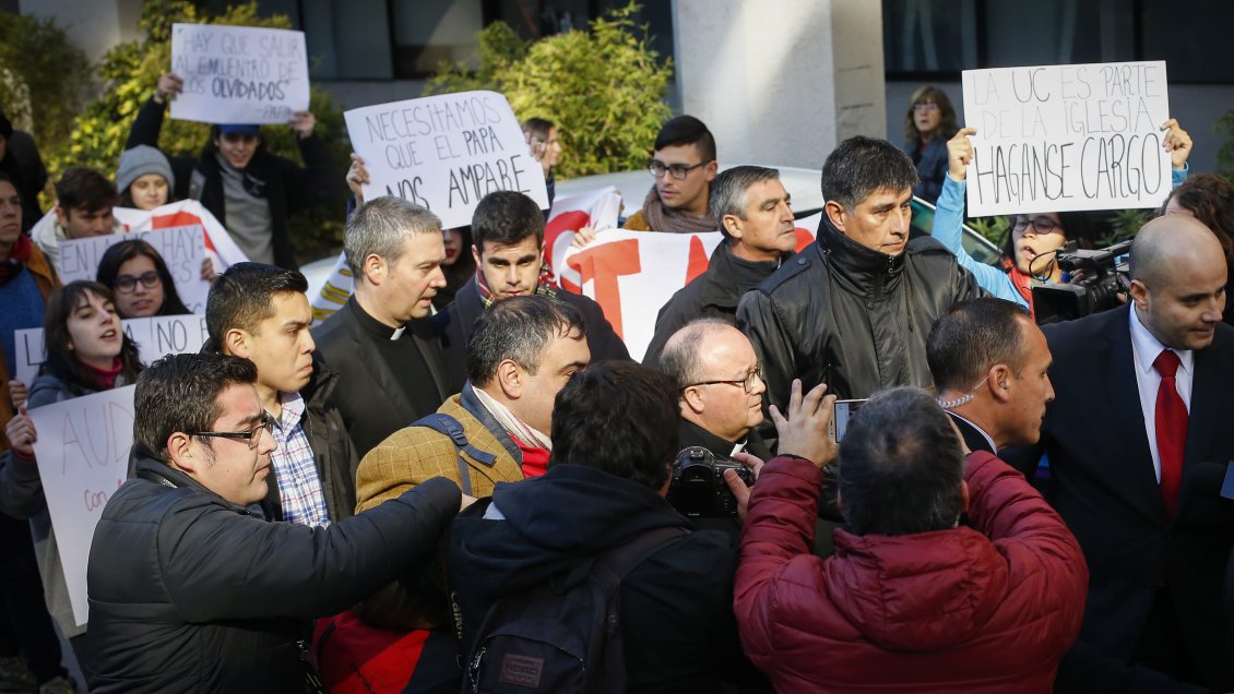 Visita de Scicluna: Estudiantes piden al Vaticano hacerse cargo de abusos en la Universidad Católica